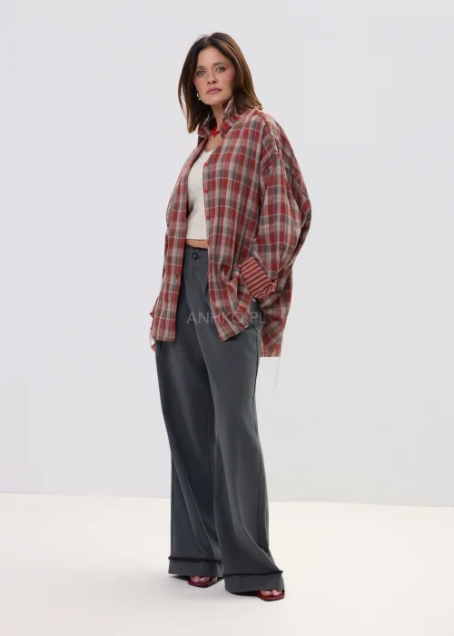 Szare spodnie damskie wide leg z wysokim stanem i zakładkami, elegancki fason z szeroką nogawką i paskiem w nowoczesnej stylizacji.