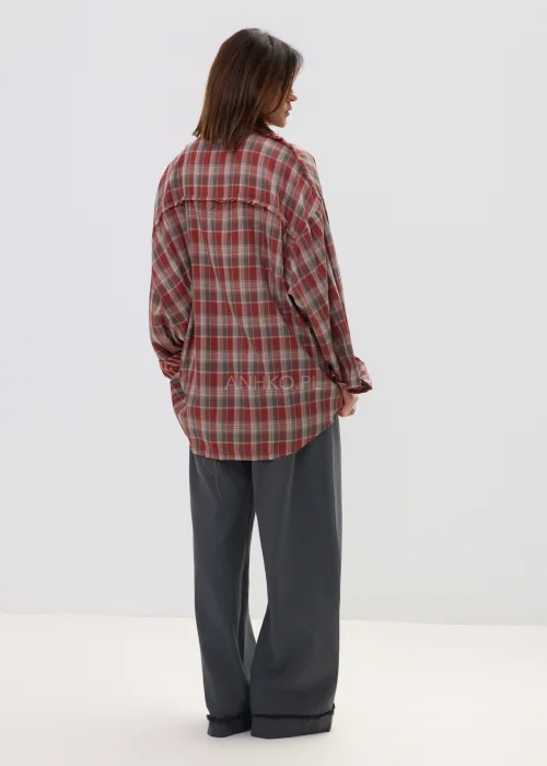 Koszula damska w kratę w odcieniach czerwieni i beżu, luźny fason z postrzępionym wykończeniem – stylizacja z eleganckimi spodniami.