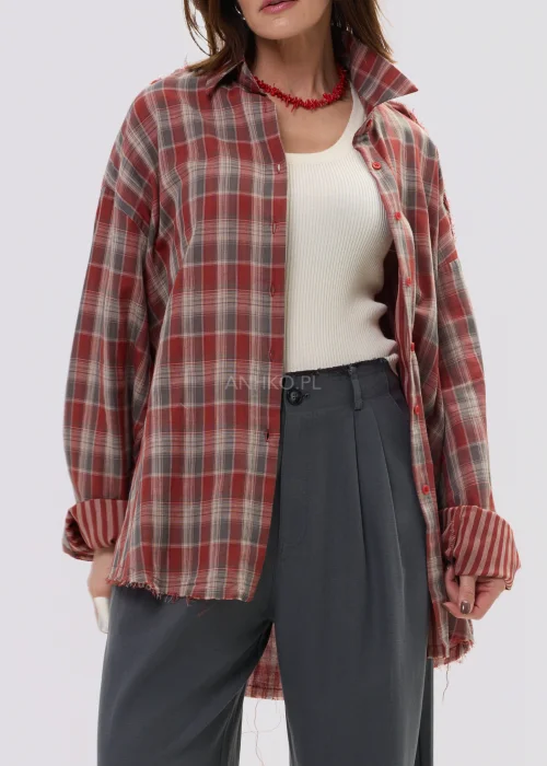 Koszula damska w kratę w odcieniach czerwieni i beżu, luźny fason z postrzępionym wykończeniem – stylizacja z eleganckimi spodniami.
