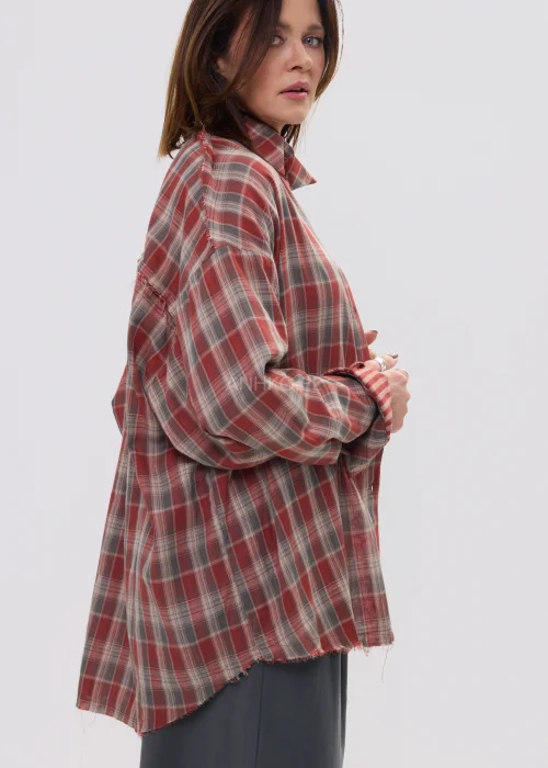 Koszula damska w kratę w odcieniach czerwieni i beżu, luźny fason z postrzępionym wykończeniem – stylizacja z eleganckimi spodniami.