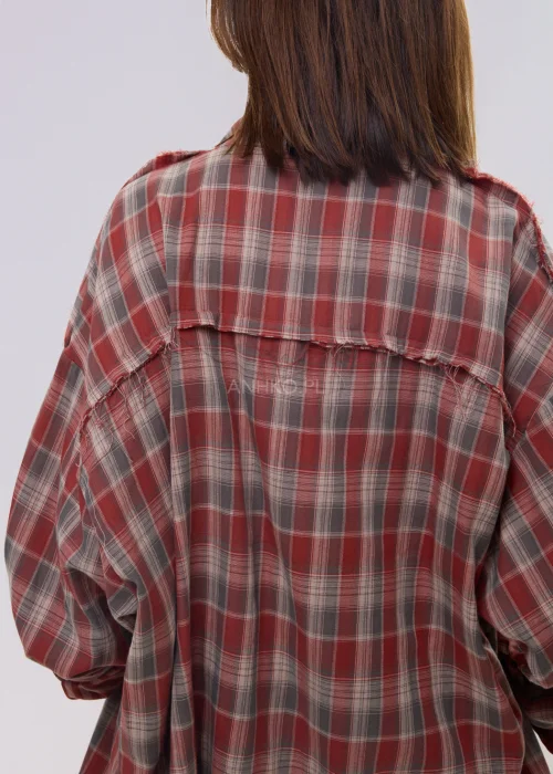 Koszula damska w kratę w odcieniach czerwieni i beżu, luźny fason z postrzępionym wykończeniem – stylizacja z eleganckimi spodniami.