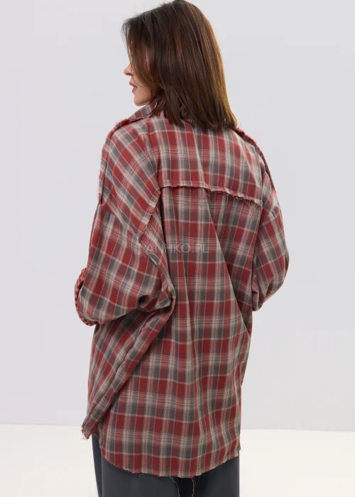 Koszula damska w kratę w odcieniach czerwieni i beżu, luźny fason z postrzępionym wykończeniem – stylizacja z eleganckimi spodniami.