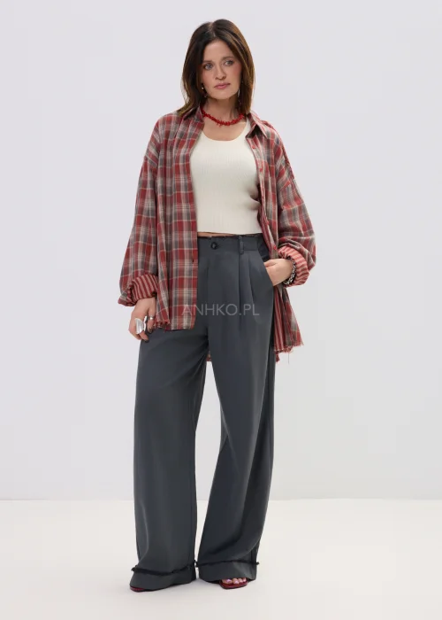 Koszula damska w kratę w odcieniach czerwieni i beżu, luźny fason z postrzępionym wykończeniem – stylizacja z eleganckimi spodniami.