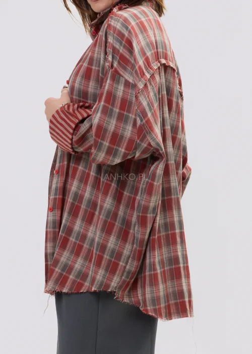 Koszula damska w kratę w odcieniach czerwieni i beżu, luźny fason z postrzępionym wykończeniem – stylizacja z eleganckimi spodniami.