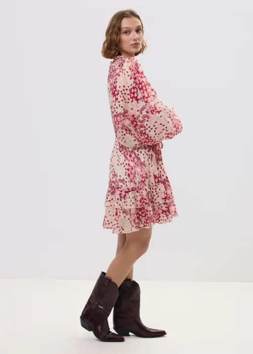 Sukienka mini boho w odcieniach różu i kremu, zwiewny fason z falbaną i wiązaniem w talii – stylizacja z kowbojkami.