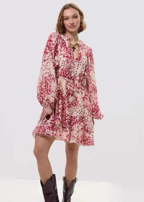 Sukienka mini boho w odcieniach różu i kremu, zwiewny fason z falbaną i wiązaniem w talii – stylizacja z kowbojkami.