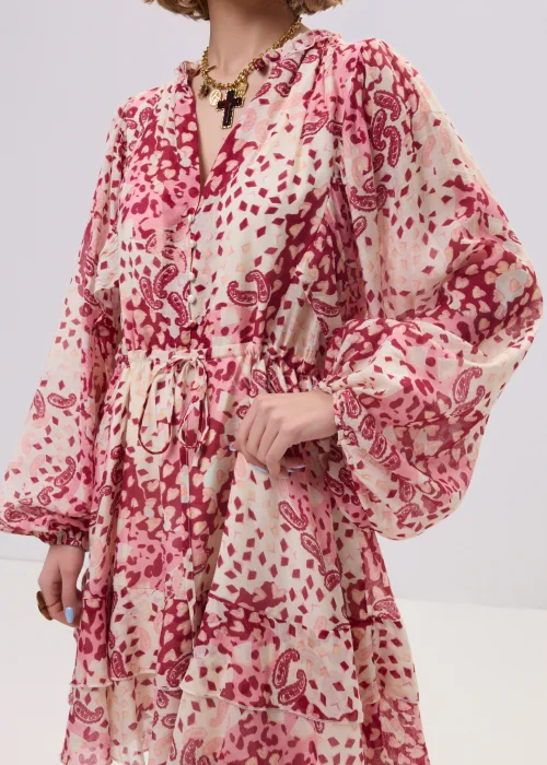 Sukienka mini boho w odcieniach różu i kremu, zwiewny fason z falbaną i wiązaniem w talii – stylizacja z kowbojkami.