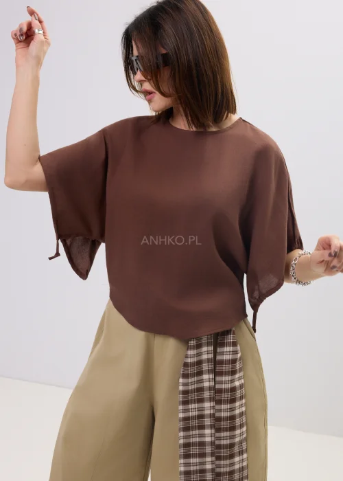 Brązowa bluzka damska o luźnym kroju z szerokimi rękawami i wiązaniami, lekki materiał, casualowa stylizacja.