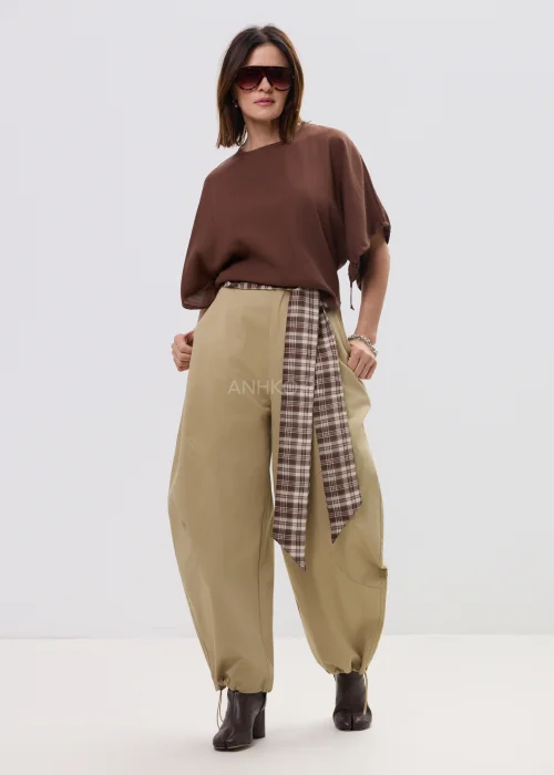 Brązowa bluzka damska o luźnym kroju z szerokimi rękawami i wiązaniami, lekki materiał, casualowa stylizacja.