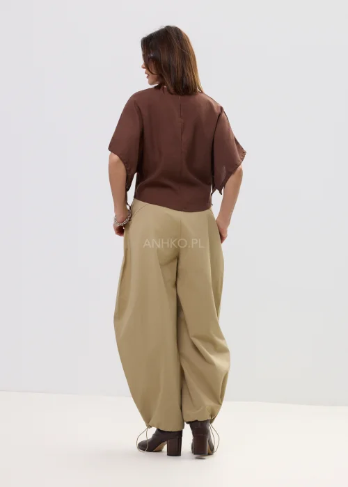 Brązowa bluzka damska o luźnym kroju z szerokimi rękawami i wiązaniami, lekki materiał, casualowa stylizacja.