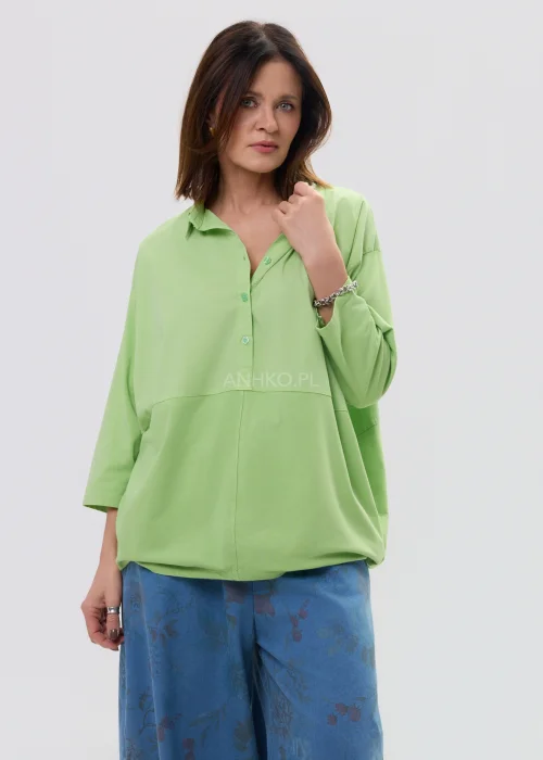 Zielona bluzka damska oversize z kołnierzykiem i zapięciem na guziki, luźny fason z szerokimi rękawami w swobodnej stylizacji.