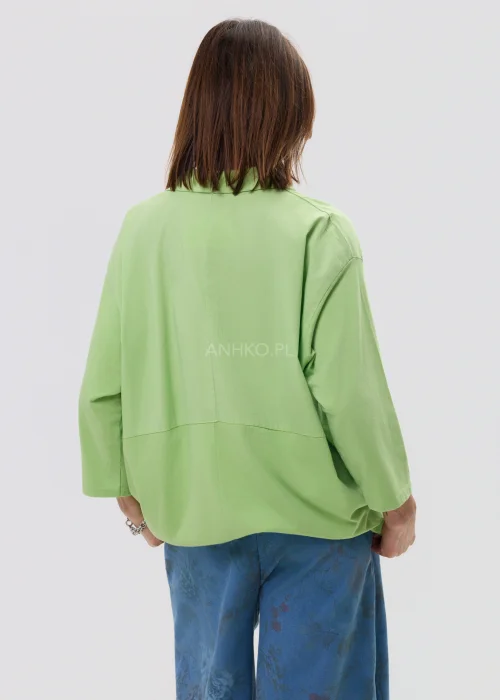 Zielona bluzka damska oversize z kołnierzykiem i zapięciem na guziki, luźny fason z szerokimi rękawami w swobodnej stylizacji.