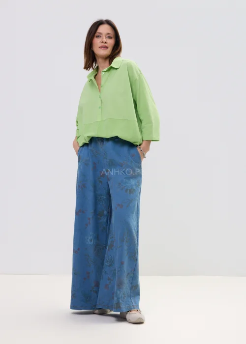 Zielona bluzka damska oversize z kołnierzykiem i zapięciem na guziki, luźny fason z szerokimi rękawami w swobodnej stylizacji.