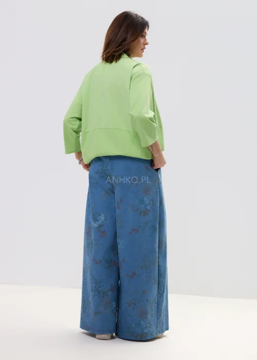 Zielona bluzka damska oversize z kołnierzykiem i zapięciem na guziki, luźny fason z szerokimi rękawami w swobodnej stylizacji.