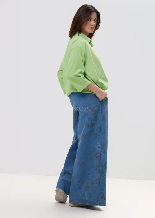 Zielona bluzka damska oversize z kołnierzykiem i zapięciem na guziki, luźny fason z szerokimi rękawami w swobodnej stylizacji.