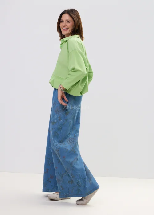 Zielona bluzka damska oversize z kołnierzykiem i zapięciem na guziki, luźny fason z szerokimi rękawami w swobodnej stylizacji.