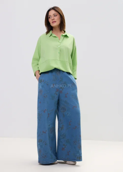 Zielona bluzka damska oversize z kołnierzykiem i zapięciem na guziki, luźny fason z szerokimi rękawami w swobodnej stylizacji.