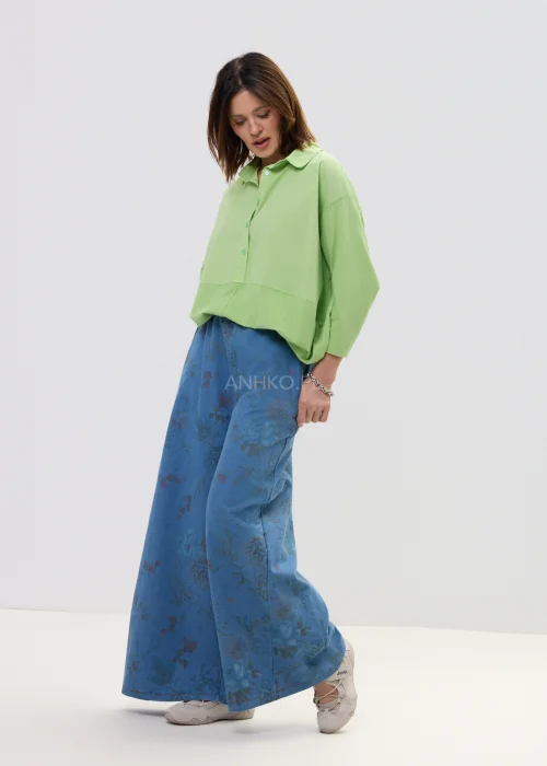 Zielona bluzka damska oversize z kołnierzykiem i zapięciem na guziki, luźny fason z szerokimi rękawami w swobodnej stylizacji.