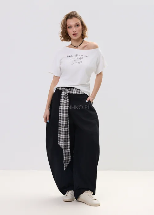 Biała bluzka damska z krótkim rękawem i napisem „When there is love there is life – Growth”, luźny fason, casualowy styl.