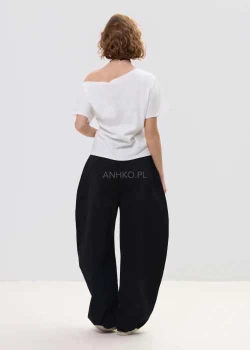 Biała bluzka damska z krótkim rękawem i napisem „When there is love there is life – Growth”, luźny fason, casualowy styl.