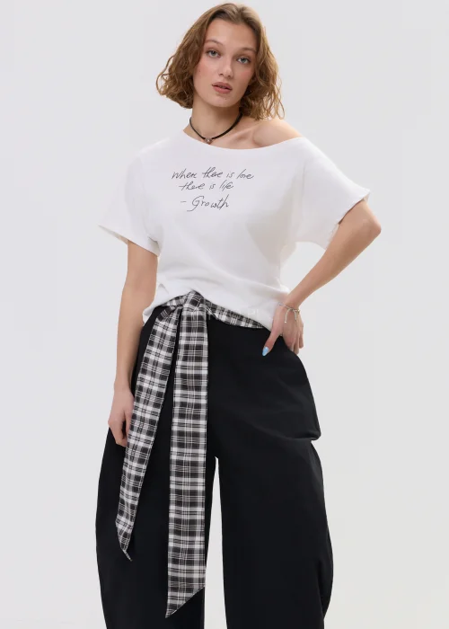 Biała bluzka damska z krótkim rękawem i napisem „When there is love there is life – Growth”, luźny fason, casualowy styl.