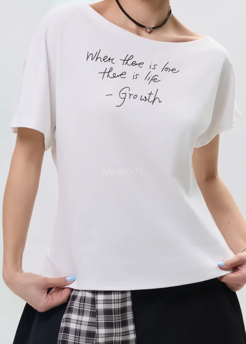 Biała bluzka damska z krótkim rękawem i napisem „When there is love there is life – Growth”, luźny fason, casualowy styl.