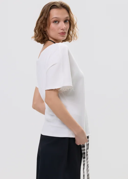 Biała bluzka damska z krótkim rękawem i napisem „When there is love there is life – Growth”, luźny fason, casualowy styl.