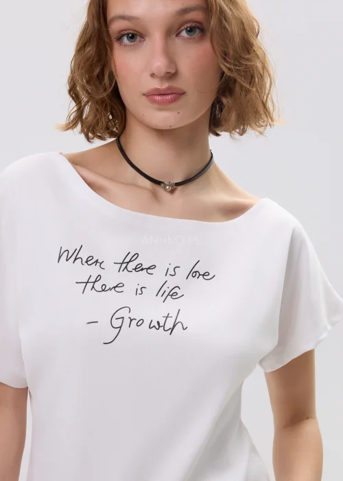 Biała bluzka damska z krótkim rękawem i napisem „When there is love there is life – Growth”, luźny fason, casualowy styl.