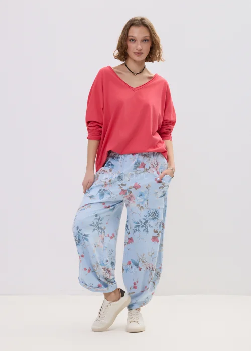 Czerwona bluzka damska oversize z dekoltem V i długim rękawem, luźny fason w casualowej stylizacji.