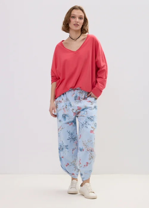 Czerwona bluzka damska oversize z dekoltem V i długim rękawem, luźny fason w casualowej stylizacji.