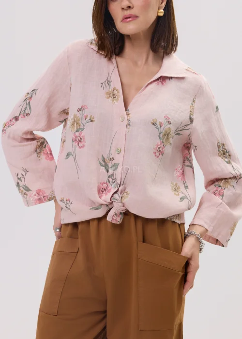 Różowa koszula damska w kwiatowy wzór, wiązana na dole, z kołnierzykiem i guzikami, lekka stylizacja casual.