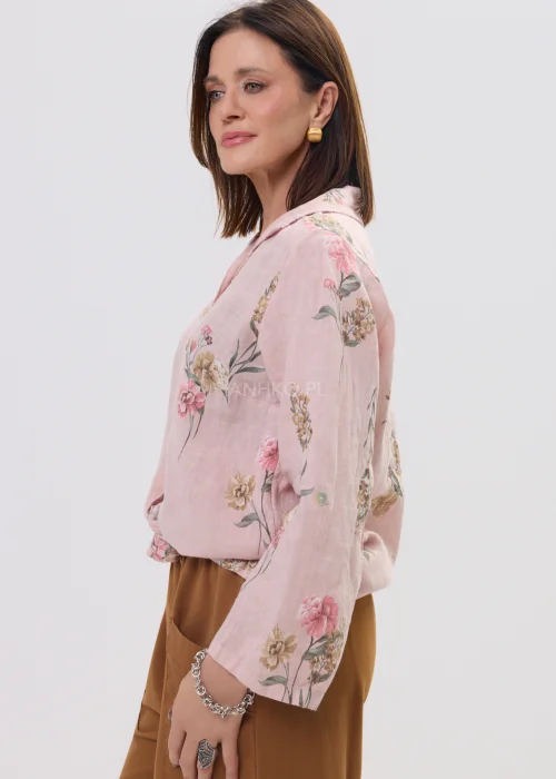 Różowa koszula damska w kwiatowy wzór, wiązana na dole, z kołnierzykiem i guzikami, lekka stylizacja casual.