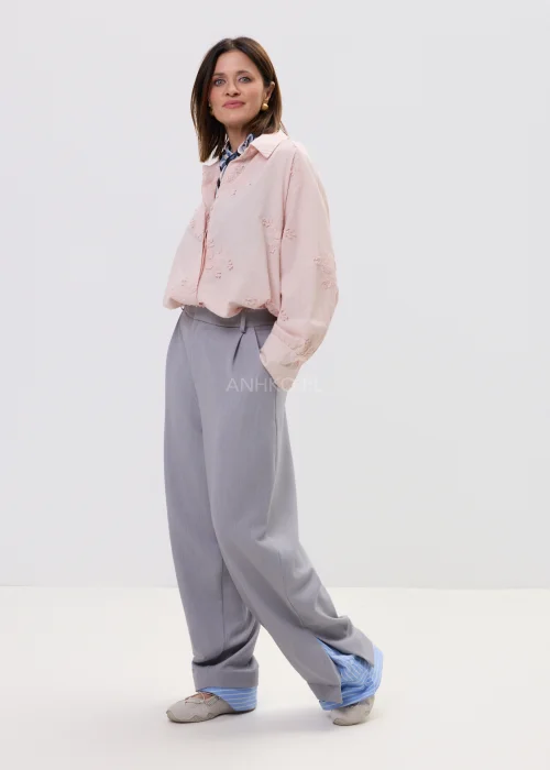 Koszula oversize pudrowy róż z delikatnym haftem kwiatowym, lekka i zwiewna, zapinana na guziki – elegancka stylizacja z apaszką i spodniami w kant.
