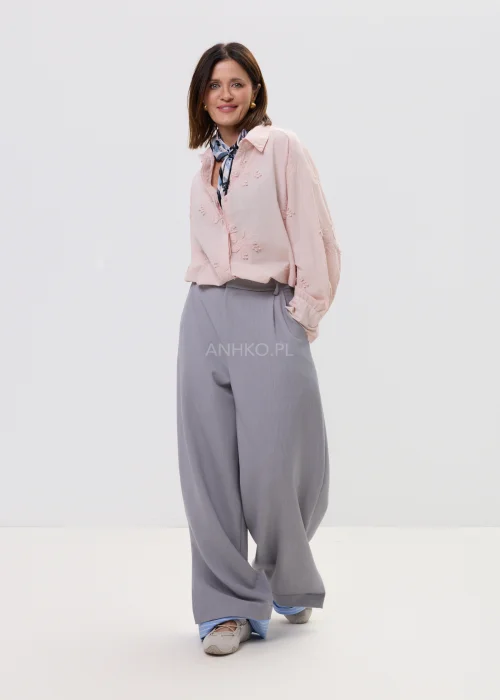Koszula oversize pudrowy róż z delikatnym haftem kwiatowym, lekka i zwiewna, zapinana na guziki – elegancka stylizacja z apaszką i spodniami w kant.