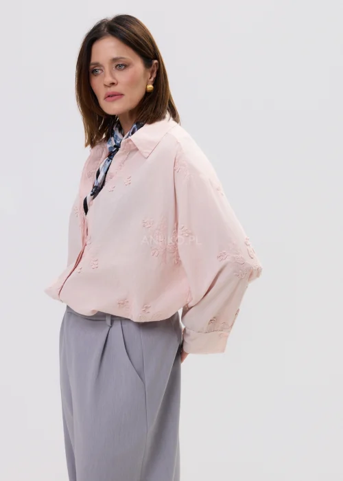 Koszula oversize pudrowy róż z delikatnym haftem kwiatowym, lekka i zwiewna, zapinana na guziki – elegancka stylizacja z apaszką i spodniami w kant.