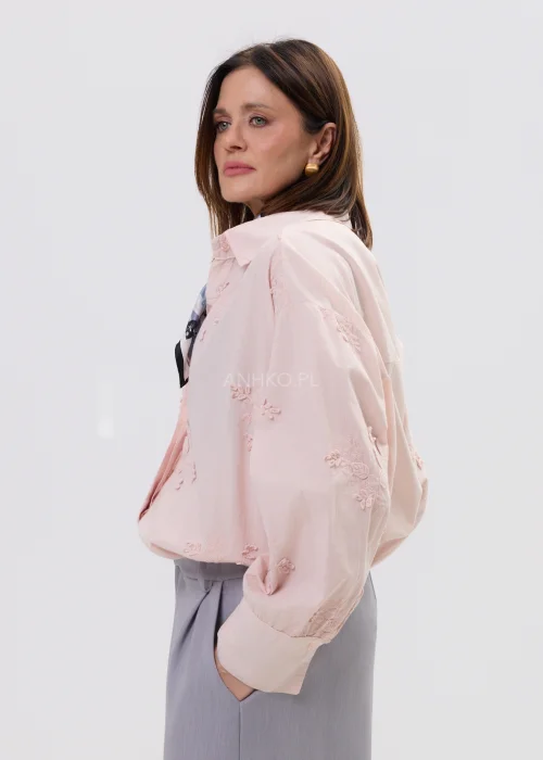 Koszula oversize pudrowy róż z delikatnym haftem kwiatowym, lekka i zwiewna, zapinana na guziki – elegancka stylizacja z apaszką i spodniami w kant.