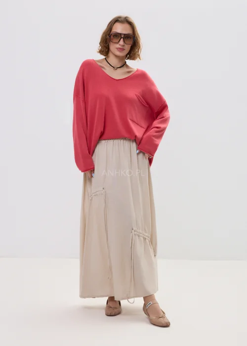 Beżowa spódnica maxi z elastyczną talią i dekoracyjnymi marszczeniami, lekki materiał, asymetryczne przeszycia – stylizacja z balerinami.