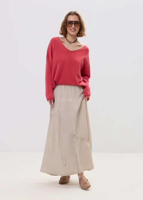 Beżowa spódnica maxi z elastyczną talią i dekoracyjnymi marszczeniami, lekki materiał, asymetryczne przeszycia – stylizacja z balerinami.