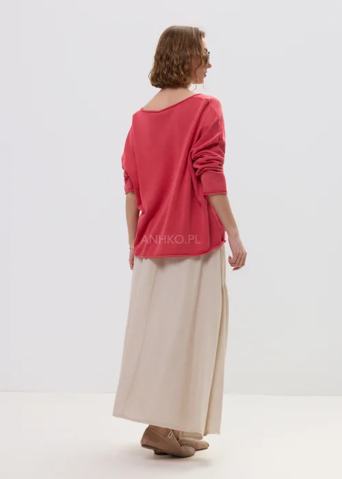 Beżowa spódnica maxi z elastyczną talią i dekoracyjnymi marszczeniami, lekki materiał, asymetryczne przeszycia – stylizacja z balerinami.