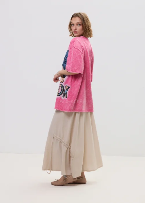 Różowy t-shirt damski oversize z nadrukiem postaci i cekinowymi detalami, luźny fason – stylizacja ze spódnicą.