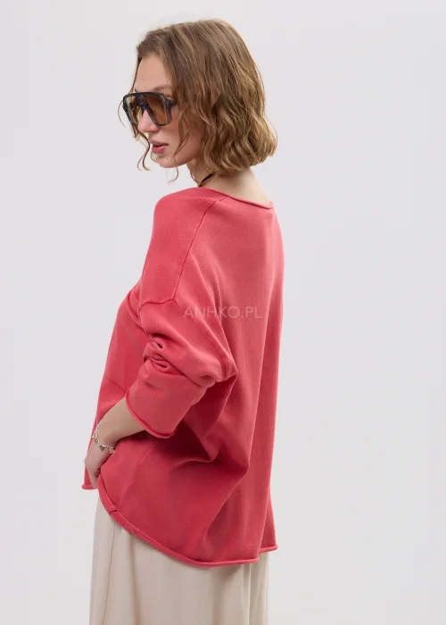 Bluzka damska oversize w kolorze koralowym, z dekoltem w kształcie litery V i kieszenią na piersi, o miękkiej, casualowej formie – idealna do swobodnych, codziennych stylizacji.