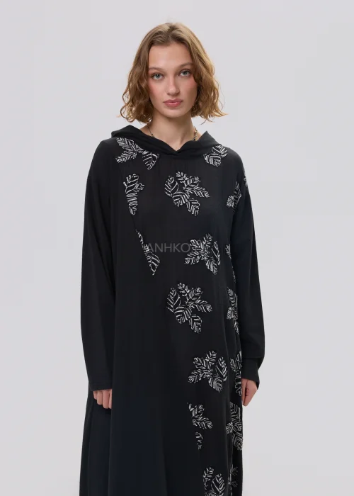 Sukienka maxi czarna z kapturem i subtelnym printem liści, o luźnym, wydłużonym kroju – minimalistyczna stylizacja z ciężkimi botkami.