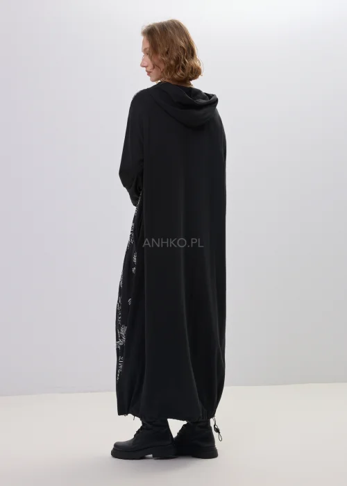 Sukienka maxi czarna z kapturem i subtelnym printem liści, o luźnym, wydłużonym kroju – minimalistyczna stylizacja z ciężkimi botkami.