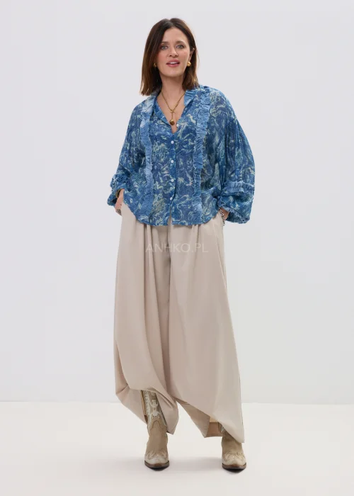 Beżowe spodnie damskie wide leg z wysokim stanem i szerokimi nogawkami, elegancki, lejący fason w nowoczesnej stylizacji.