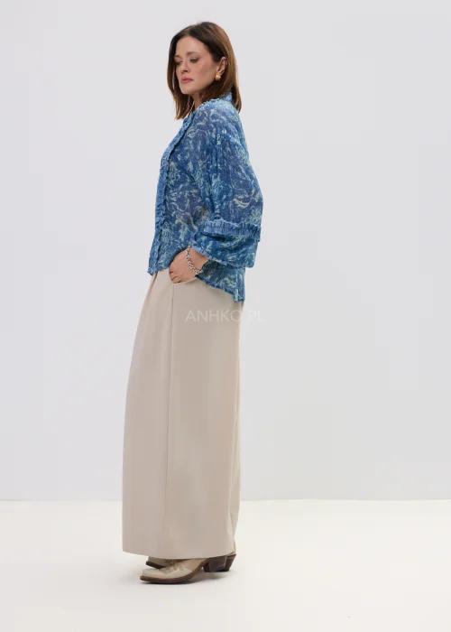 Beżowe spodnie damskie wide leg z wysokim stanem i szerokimi nogawkami, elegancki, lejący fason w nowoczesnej stylizacji.