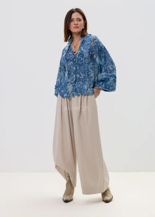 Beżowe spodnie damskie wide leg z wysokim stanem i szerokimi nogawkami, elegancki, lejący fason w nowoczesnej stylizacji.