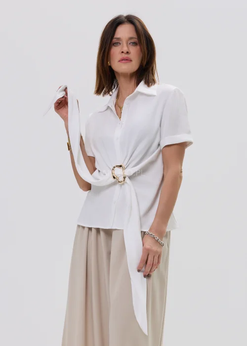 Biała bluzka damska koszulowa z krótkim rękawem i wiązaniem z ozdobną klamrą, elegancki fason – stylizacja ze spódnicą maxi.