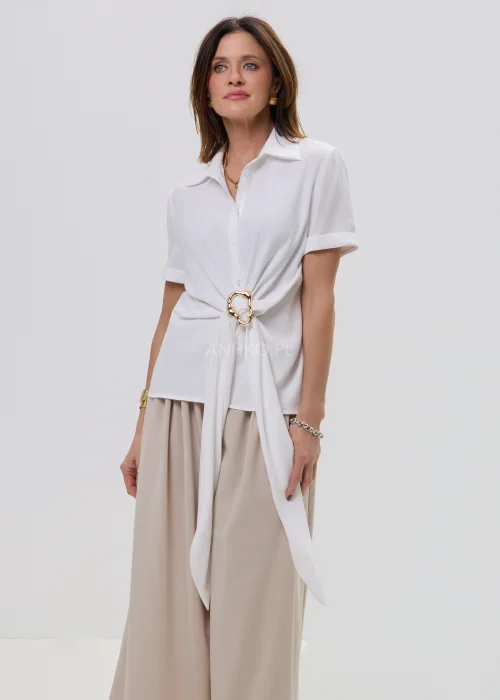 Biała bluzka damska koszulowa z krótkim rękawem i wiązaniem z ozdobną klamrą, elegancki fason – stylizacja ze spódnicą maxi.