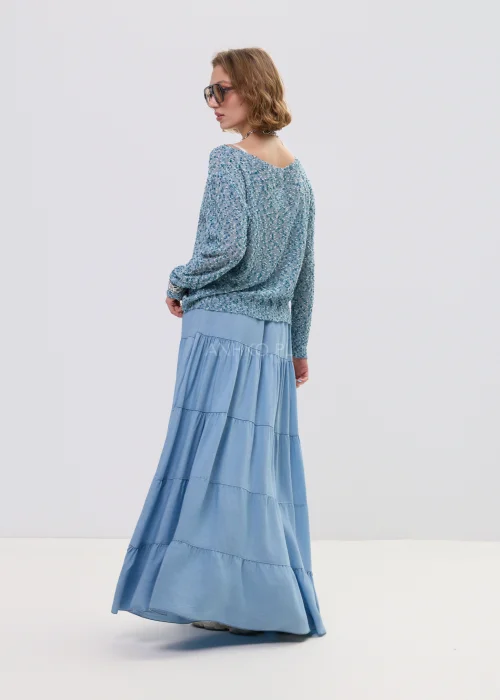 Niebieska spódnica maxi z elastyczną talią i falbanami, lekki, rozkloszowany fason w kobiecej stylizacji.