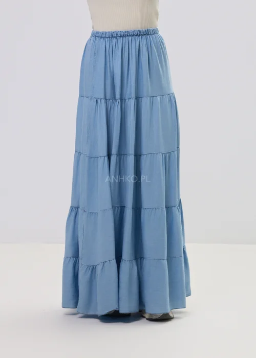 Niebieska spódnica maxi z elastyczną talią i falbanami, lekki, rozkloszowany fason w kobiecej stylizacji.